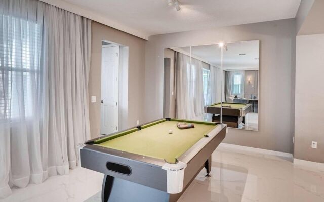 New Resort & No Neighbors! 7 Bedroom Home