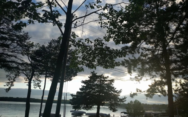 Lake Ripley Lodge w Lake Front Rooms, Grand Porch, Kayaks & Paddleboard