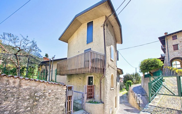 Lemon House With Shared Pool