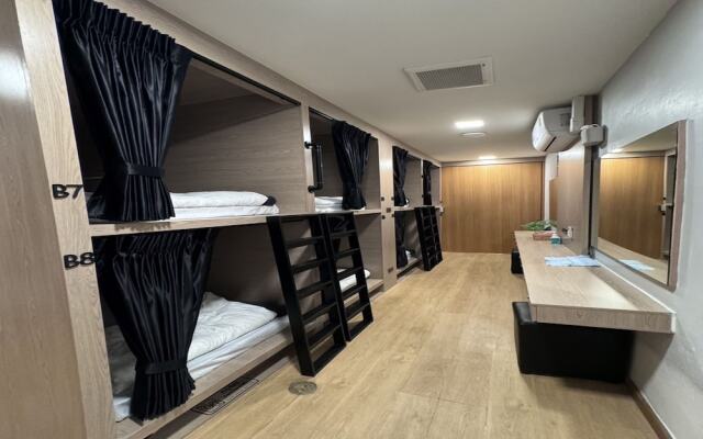 OYO 75495 Ratchadadome Hostel Bangkok