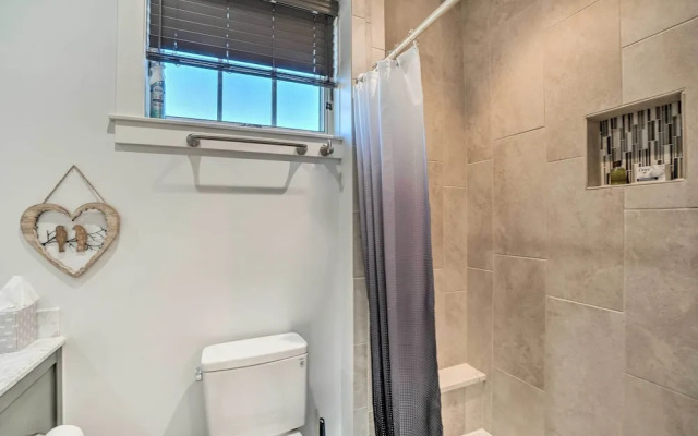 2 Mi to Town: Castle Rock Retreat w/ Fireplace!