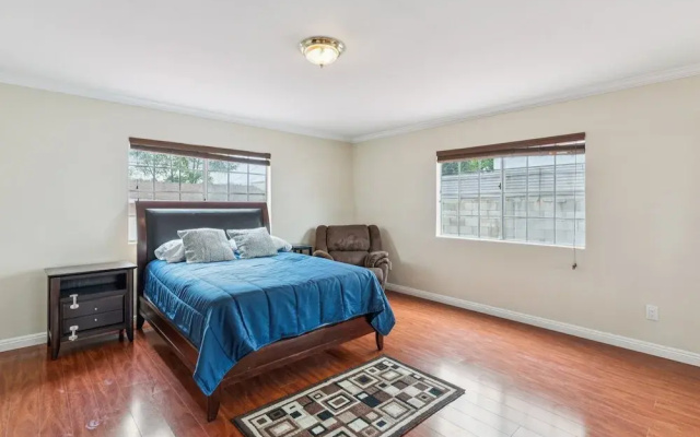 Russell House Near Hollywood & Griffith Park 3 Bedroom Home