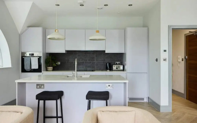 The Woodborough Place - Beckoning 2bdr Flat With Balcony