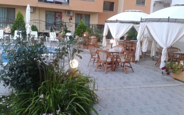 Megas Apartments