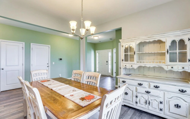 Pet-friendly Ladson Home: 23 Mi to Charleston!