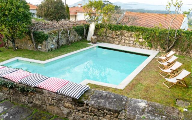 Liiiving in Moledo Historical Pool Villa