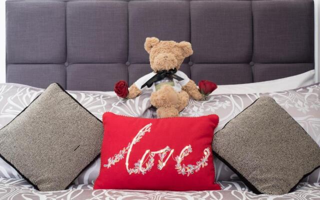 Marks At The Manor Luxury Riverside Apartments - Sleeps up to 4, with Parking and Sky TV