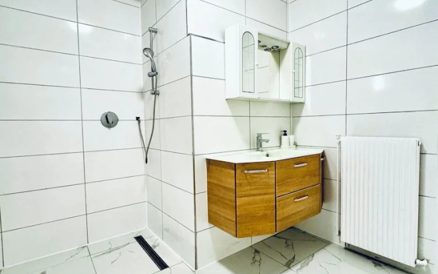 Cozy 3BR Apt with Garden Sleeps 10