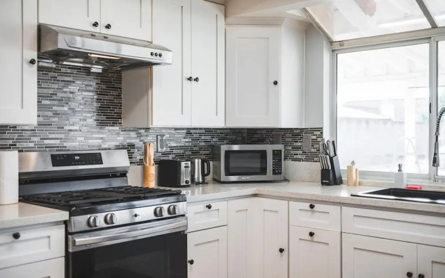 Spacious Retreat Near Iconic LA Sights