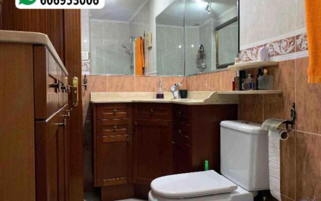 Amezola 1- Habitación con baño incorporado en casa compartida