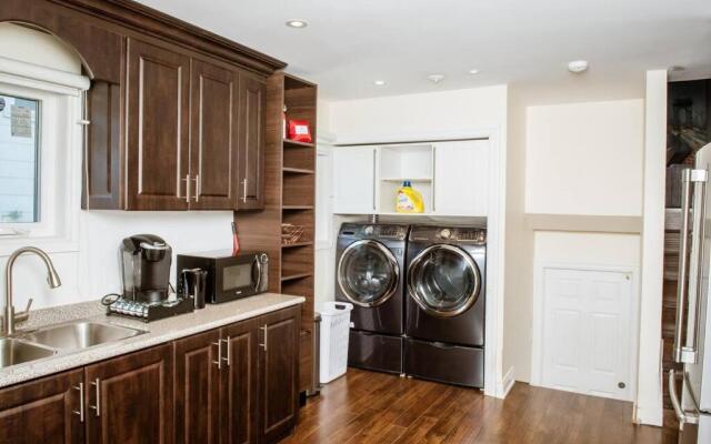 Honey I'm Home Suite 2 bedroom upper level