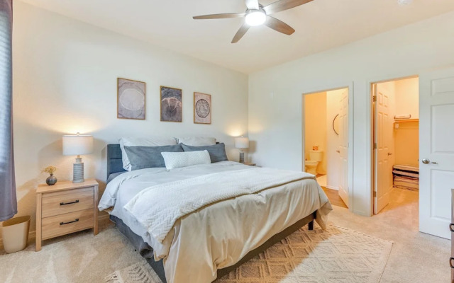 2 Mi to Dtwn & Nau: Flagstaff Condo w/ Patio!