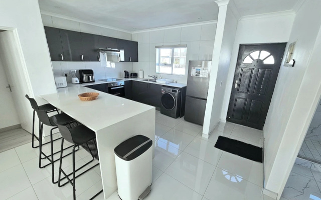 Dolphin Ridge Seaside Apartment