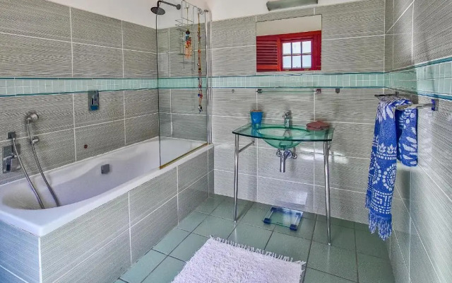 19 Glenhof Road House