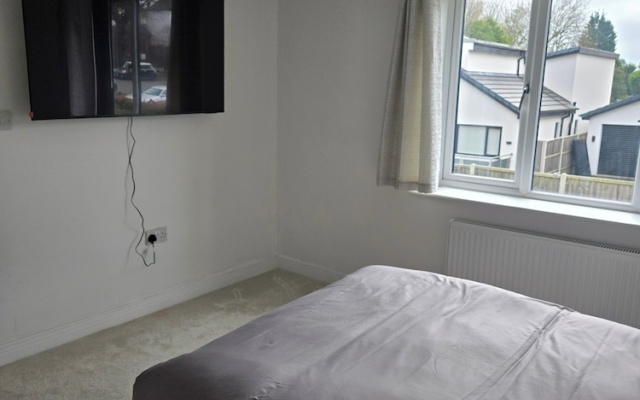 House Sleeps 2 With Garden and Parking
