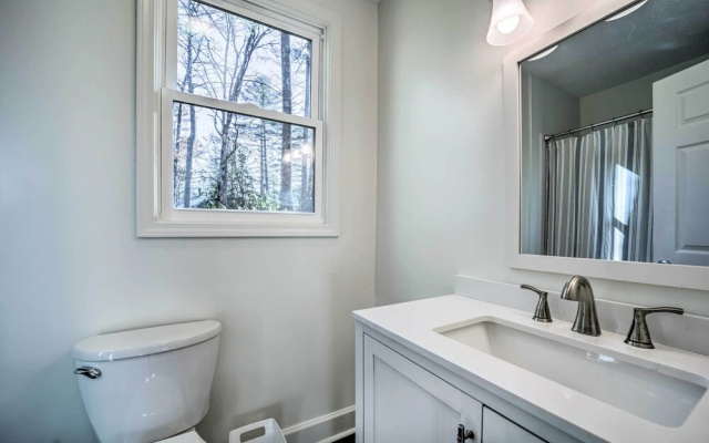Sapphire Home w/ Grill & Pool Access