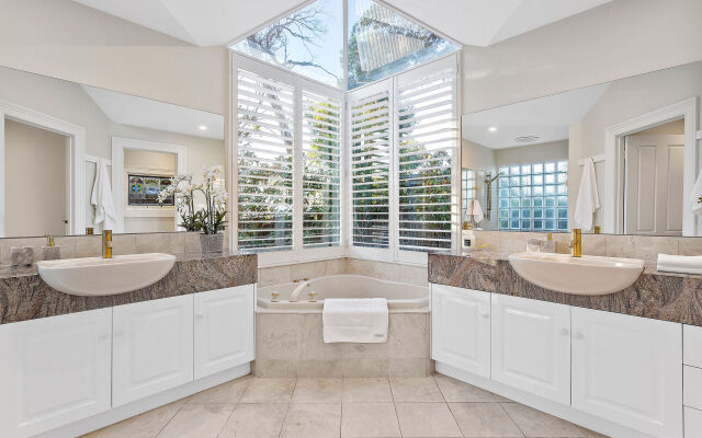 Tranquil Estate With Pool Heated Spa Gardens