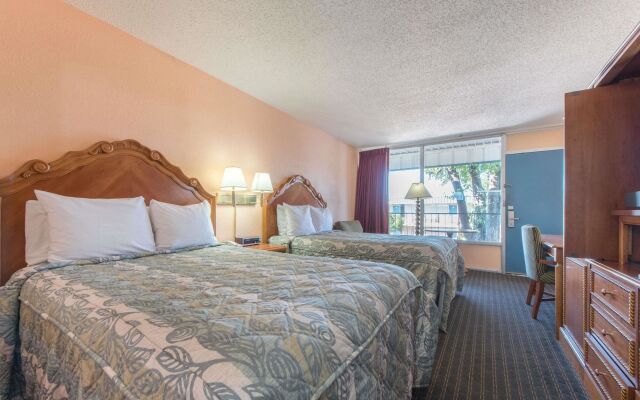 Castle Inn & Suites by OYO Lawton