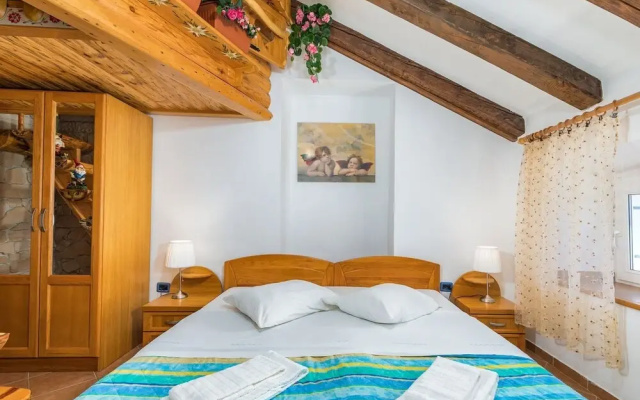 Apartment in Cres With Sea View and Old Town