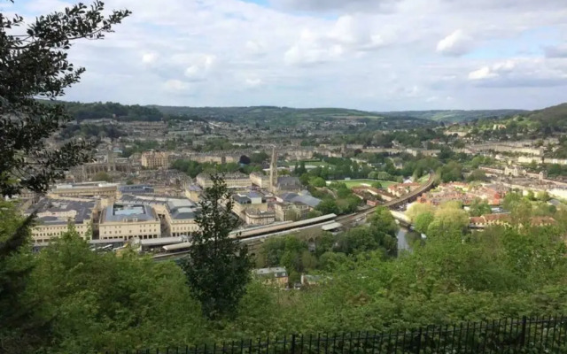 Spacious 3 Bedroom Home in Bath