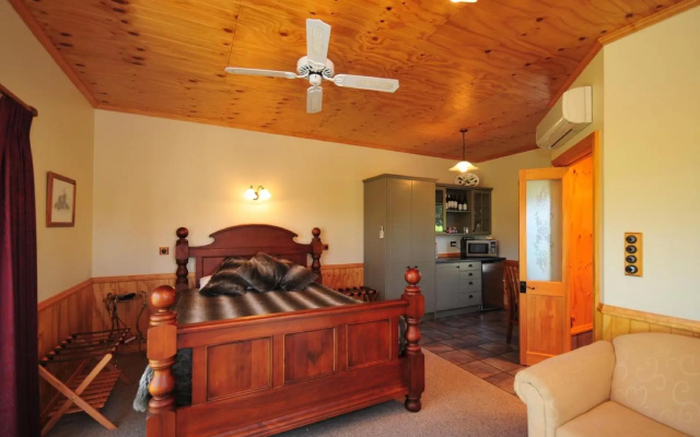 River Rock Estate – Guest Rooms – Cromwell