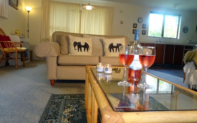 Smokebush Cottage with WIFI – Guest Rooms – Turangi
