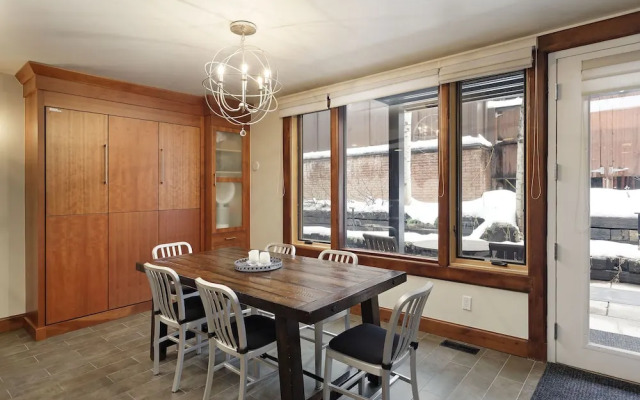 Fifth Avenue Condominiums by Frias