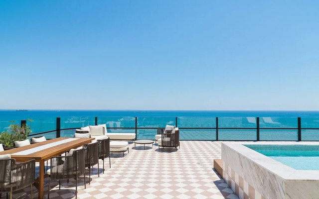LIV Mackenzie Beach Suites