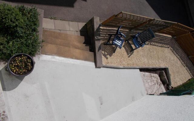 Eltinger Studio Apartment