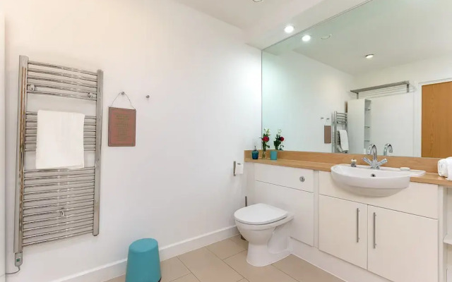 Bright Comfy 2 bed in trendy Dalston