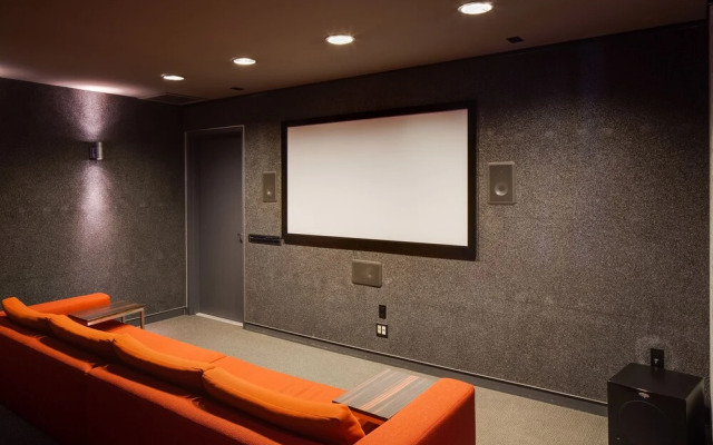 Stay Alfred on 6th Avenue