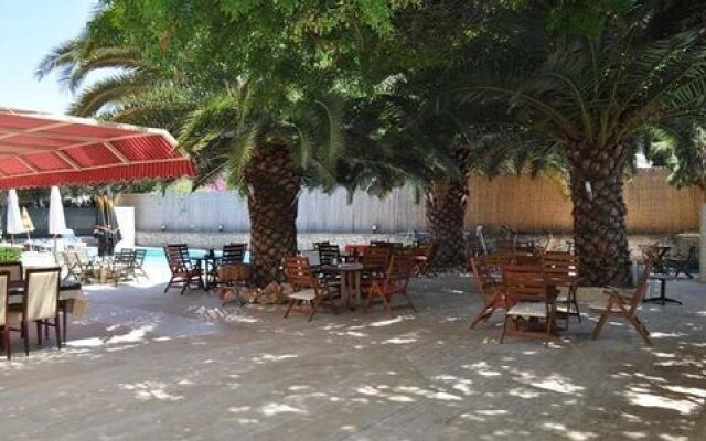 R Hotel by Rooms