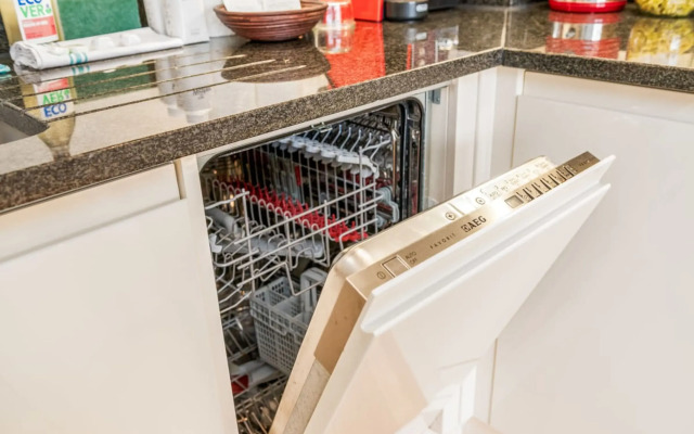 Bright & Spacious Battersea Flat