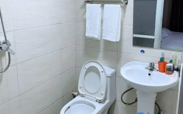 Warm Collection Hotel (Nanyang South Bus Station Ranying Branch)
