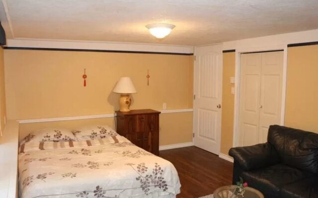 Comfy One Bedroom Suite in Oak Bay