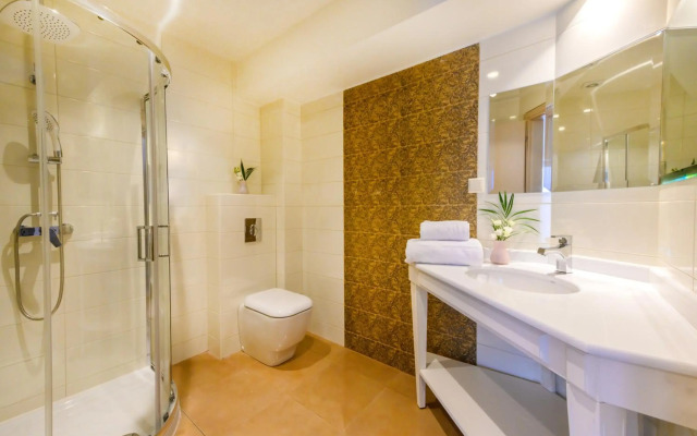 Emerald Suites