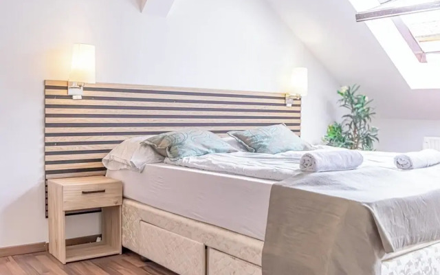 Stylish 3BR Apt With Balcony City Center