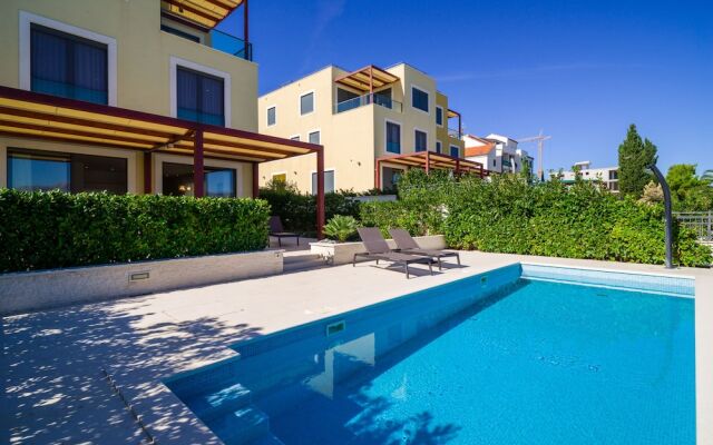 Acadia Beach Villas & Apartments, Slatine