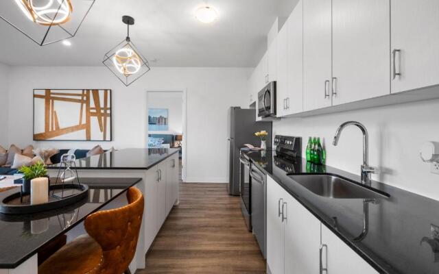 Stylish 3Br + Study Condo - Oakville