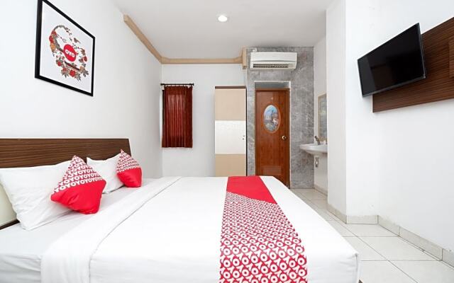 RedDoorz Plus near Ciputra Mall Simpang Lima 2