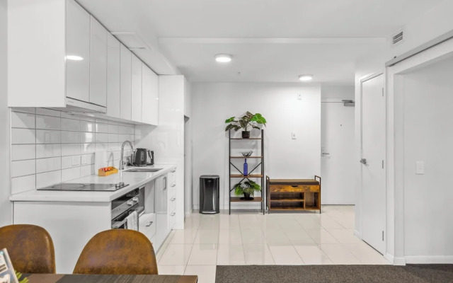 2Br Apt With Balcony & Parking In Prime Spo