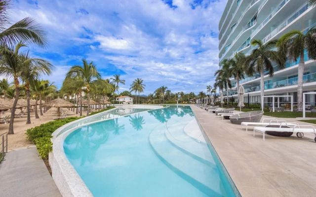 NEW Beachfront Marítima Condos 2 Pools