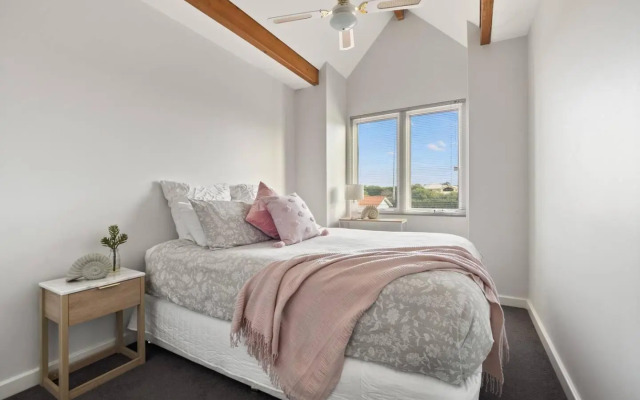 Canal Home -Close to Beach and City Centre