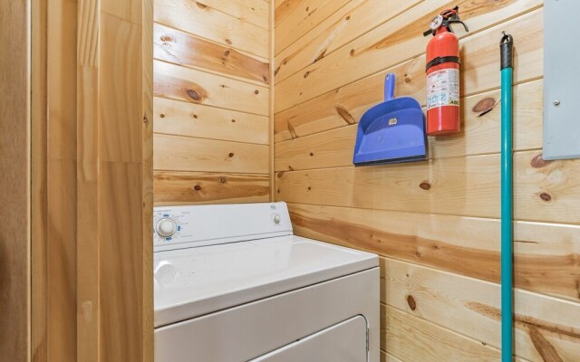 Bear Trail 2 Bedroom Cabin by Redawning