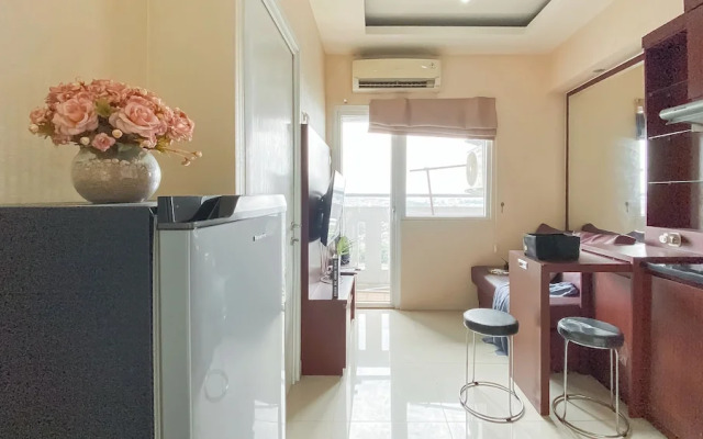 Strategic And Homey 2Br Green Pramuka Apartment