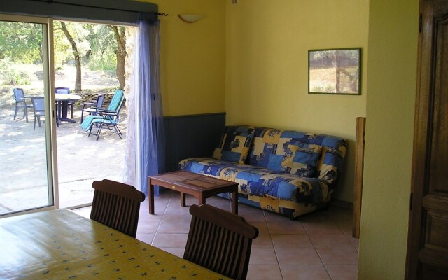 Antique Holiday Home in L'isle-sur-la-sorgue With Pool