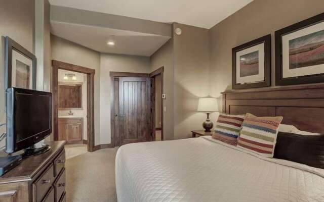 Crystal Peak Lodge 4 Bedroom Ski in, Ski out Slopeside Condo at the Base of Peak 7