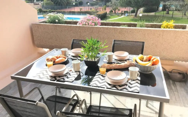 Appartement 2 pieces, renove, 2 piscines+tennis, mer, climatisation