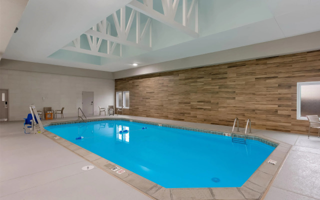 Orangewood Inn & Suites Kansas City Airport