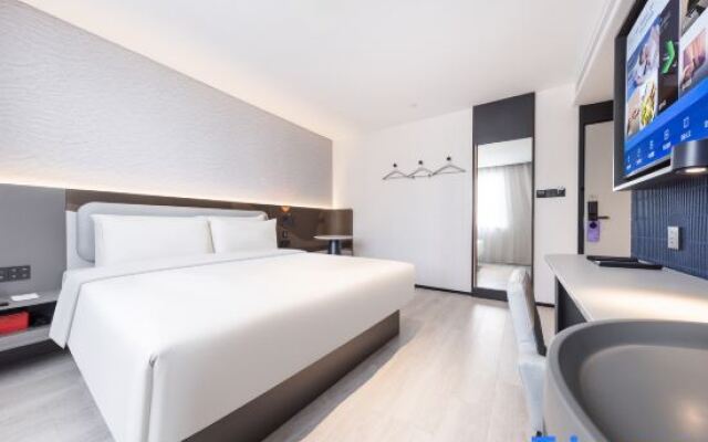 Shenzhen North Station East Square Atour Light Hotel